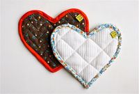 TUTORIAL: Heart Hotpads – how to sew bias tape the proper way and the cheating way | MADE