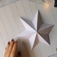 Schöne Weihnachtsdeko im skandinavischen Stil selber basteln - Easy DIY für wunderschöne Papiersterne. Weihnachtsdeko für die Wand so einfach selber basteln.