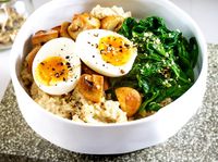 Unser beliebtes Rezept für Eier-Spinat-Bowl mit Porridge und mehr als 55.000 weitere kostenlose Rezepte auf LECKER.de.