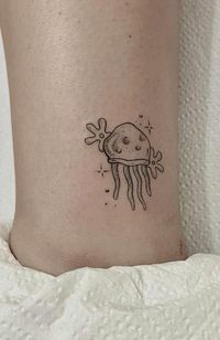 Tatuaje minimamista en línea fina con temática de Bob Esponja, inspirado en fondo de bikini