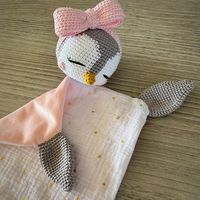 Doudou lange de 25 cm (carré) réalisée avec un tissus minky tout doux et du double gaze. Une tête de pingouin agrémentée d'un gros noeud bandeau sur sa tête. De jolie pattes finalisent ce doudou. Tout est réalisé par mes soins au crochet et à la couture. Des matières et couleurs toutes douces pour le confort de bébé. Le compagnon idéal pour que bébé se sente rassuré. D'autre modèles disponible sur mon site. #doudou #doudouunique #doudoupersonnalisé #doudoulange #doudoucrochet #doudoupingouin