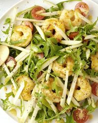 Scampi's, currydressing en appel, een  zalige combinatie! Maak er een heerlijke salade van met kerstomaatjes en  rucola erbij. En nog eens lekker licht ook. Wat wil je nog meer?