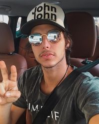 Adoramos o estilo despojado do ator @brunoguedes  #envyotica #rayban #raybanround