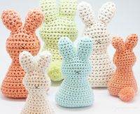 Look at these cute adult and baby sized Easter bunnies. Don\'t you love them? What better than to crochet your own Easter bunny with our free pattern.