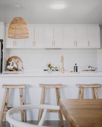 Country charm dances with coastal charisma in this gorgeous kitchen by @fatmumslim. 😊⁠⠀ ⁠⠀ Balanced beautifully with a range of textures, this space is a welcoming embrace to catch any dilemmas from the day. ⁠⠀ ⁠⠀ The choice of natural decor adds an unparalleled warmth to the room and is heightened by our luminous brushed brass tapware. ✨⁠⠀ 🛒 ABI Featured Products⁠⠀ - Elysian Commercial Pull Out Kitchen Mixer in Brushed Brass⁠