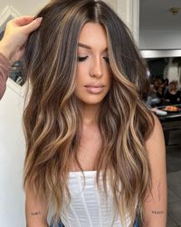 Explore must-try fall hair color trends for blondes in 2024 for a stunning look. 🍁✨ #FallHairColors #BlondeHairTrends #AutumnBlonde #BlondeInspo #SeasonalHair #ChicBlondeStyles #WarmBlondeShades #HairColorIdeas #FallBeauty #BlondeTransformation