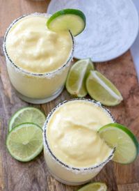 4 ingredients and 10 minutes is all it takes to make these super easy and flavorful Pineapple Margaritas! A delicious drink to quench that summer thirst. #margaritas #margarita #pineapple #frozen #drinks #summertime