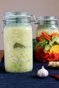 Sauerkraut ganz einfach selber zu Hause machen, so geht's! Selbstgemachtes Sauerkraut schmeckt nicht nur besser, es ist auch viel gesünder, da es nicht pasteurisiert ist und somit alle wichtigen Mikroorganismen noch erhalten sind!