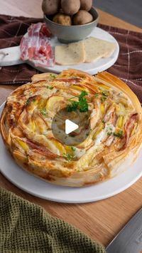 Demotivateur Food on Instagram: "RECETTE TARTE TOURBILLON À LA RACLETTE 😍

Pour 6 personnes

Ingrédients :
- 250 g de feuilles filo
- 150 g de fromage à raclette
- 8 tranches de poitrine fumée
- 4 pommes de terre cuites
- 4 œufs
- 20 cl de crème liquide
- 1 pincée de poivre
- 1 pincée de noix de muscade
- 3 brins de persil

Préparation :

1. Plier les feuilles de pâte filo en accordéon et les rouler de manière à former un tourbillon. Les déposer dans un moule à charnière.

2. Dans les interstices, glisser des tranches de fromage à raclette et des morceaux de poitrine fumée.

3. Dans un récipient, battre les œufs avec la crème, le poivre et la muscade. Verser sur la tarte puis ajouter des tranches de pommes de terre cuites.

4. Enfourner 35 à 45 minutes à 180°C.

5. À la sortie du four, sa