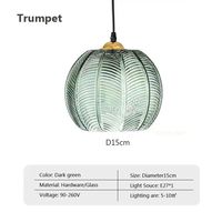 Deze hanglamp van glas is verkrijgbaar in meerdere kleuren.