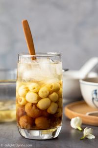 Lotus seed sweet soup with longan (Che hat sen long nhan) is a delicious Vietnamese summer dessert. It has a pleasant aroma and sweetness, creating a relaxation effect.