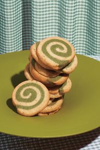 These brand-new treats are a colourful and kicky spin on gingerbread. Don’t be intimidated by the spiral design: If you can roll a tea towel, you can roll these cookies.