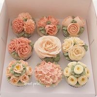 The prettiest cupcakes we ever did see! #regram @sweetpetalcake…belle.etoile.handmadeSo pretty!