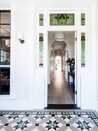 This Federation gem in Mosman was given a total facelift by @bysabineinteriordesign. For the verandah they chose the Paddington pattern with accents of green and red that cleverly repeat the tones in the leadlight windows. The colour scheme of the floor provides a coordinated introduction to the decor of the interior.