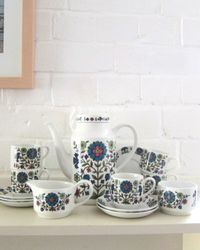 Vintage-Midwinter-Jessie-Tait-Country-Garden-Coffee-Cups-Saucers-60s-70s