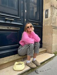 Discover 10 chic outfit ideas with Birkenstock Boston clogs (and other clogs!), perfect for spring, fall, and other seasons. For example, we love this casual outfit with gingham pants and a pink sweater.