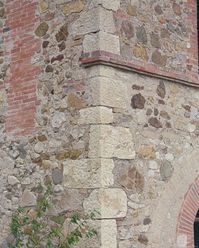 Limestone quoins in a rubble wall. In love with this stone & brick pattern.