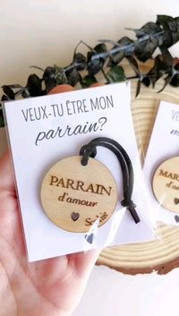 ✨Vous cherchez une façon unique et mémorable de demander à quelqu'un d'être la marraine ou le parrain de votre bébé ?  Notre porte-clés en bois personnalisé est le cadeau parfait pour cette occasion spéciale.✨