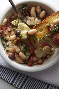 White Bean Puttanesca Recipe with a quick garlic bread recipe too! Easy and healthy!