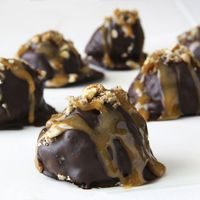 YES PLEASE!!!Turtle Cheesecake Balls: Cream cheese/graham cracker balls dipped in chocolate and sprinkled with nuts and caramel sauce.