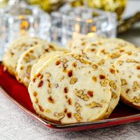 Toffee Pecan Shortbread Cookies - ultimately decadent shortbread!