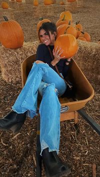 pumpkin patch, fall, autumn, spooky season, september, october, scorpio season, photoshoot, leaves, hayride, pumpkin spice, fall instagram captions, fall festival poses, halloween, thanksgiving, november, friends, trick or treat, makeup, fall outfit, autumn fashion, boots, ripped jeans, flare jeans, turtleneck, neutral fall outfit