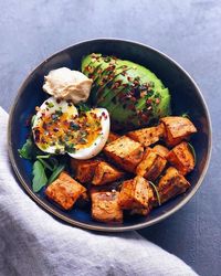 Roasted sweet potato (with olive oil, pumpkin spice, piment d’espelette, salt, pepper and thyme) with arugula, avocado, a jammy egg and hummus 🥑 and on top olive oil, chili flakes and coriander 🌿