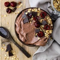 RECIPE BY BOUKJE FROM CUT THE CRAPGet this all time favourite flavour combination in a smoothie form! Top with fresh cherries, chocolate chunks and granola.INGREDIENTS1 1/2 frozen banana125 g frozen cherries1 tbsp poppy seeds1 tb...