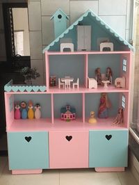 Casinha de Boneca com gaveteiro para brinquedos.