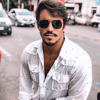 Aquele óculos básico para o seu dia a dia! Inspiração para homens que procuram conforto e estilo! 😎 Lindo @coelholifestyle 👏🏼👏🏼👏🏼 #envyotica #rayban