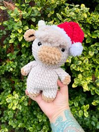 This crochet cow is one of our Christmas series plushie. This plush toy is perfect gift for someone special, or even as a gift for you! This plushie is made of soft Himalaya Dolphin baby yarn, so its super soft and perfect for cuddling. Size: 22x15cm / 8.6x5.9inch Pattern: by me Note: This toy is made with safety eyes. Please supervise children under 3 or children who may put things in their mouths. The colors in the photos may vary on the real item. Please note that all items are carefully hand