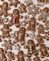 Vegan Gingerbread Cookies https://www.rainbownourishments.com/vegan-gingerbread-cookies/