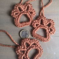 YouTube tutorial, how to make crocheted paw prints with hanging string.