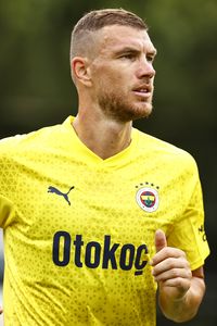 Edin Dzeko takımla ilk antrenmanına çıktı - Fenerbahçe Spor Kulübü