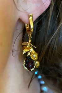 The Fig Huggies, modeled after the flowering, tear drop shaped fruit, has three tiny figs on it's branches, one of which is cut open and packed with Garnet gemstones or "seeds". This piece is MADE TO ORDER by our in-house designer and owner, for up to date lead times please check the top of the collection page. If you