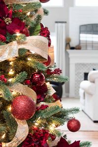 How to Decorate a Christmas Tree Like a Designer. Head over to the blog for an easy tutorial to help you create a stunning Christmas tree for your home this holiday. #christmastreedecorideas #christmastreedecor #christmastreedecoratingideas #christmastreeideas #christmastreedecorations