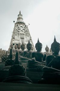 Au cours de ce voyage inoubliable au Sri Lanka, plongez dans l'effervescence de Colombo, où modernité et tradition se rencontrent. Flânez le long du Galle Face Green, explorez les temples colorés, et savourez la cuisine épicée dans les marchés locaux. Des rues animées de Pettah aux boutiques élégantes de Cinnamon Gardens, Colombo vous offre un mélange unique d’histoire, de culture et d’authenticité. Partez à la découverte de cette métropole captivante qui ne manquera pas de vous surprendre !