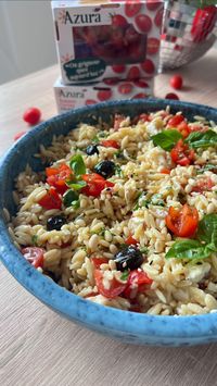 Salade d’orzo aux tomates cerises 🍅 | Collaboration commerciale avec @azura_tomato �✨ Petite, j’adorais manger des tomates cerises, et aujourd’hui, elles sont devenues un indispensable à mes snacks ou à mes apéros ! Mais je prends également beaucoup de plaisir à les cuisiner en tarte salée, en risotto ou en salade, comme ici, avec cette salade d’orzo 😍 Enregistrez la recette pour la reproduire d’ici la fin de l’été ! Ingrédients (pour 2 personnes) : SALADE 250 g d’orzo 500 g de tomates ce...