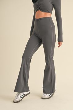 Expertly designed for a comfortable and stylish fit, our Ruched Waist Flare Leggings feature a flattering ruched waistband and soft, stretchy fabric. Perfect for any workout or everyday wear, these leggings provide both fashion and function. Versatile Stretch Gray Activewear, Versatile Gray Stretch Activewear, Casual Compression Pants With Elastic Waistband, Casual Gray Elastane Activewear, Versatile Fitted Elastane Yoga Pants, Stretch Elastane Sportswear Bottoms, Fitted Athleisure Yoga Pants With Elastic Waistband, Fitted Yoga Pants With Elastic Waistband For Workout, Fitted Yoga Pants With Elastic Waistband For Gym