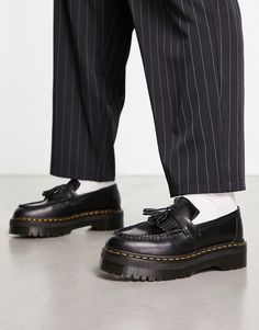 Chaussures, bottines et baskets par Dr Martens Fais un pas en avant en matière de style Style à enfiler Glands et franges Bout arrondi Semelle chunky Doc Martens Loafers, Martens Loafers, Dramatic Style, Chunky Loafers, Loafers Style, Black And White Aesthetic