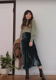 Velvet Skirt Outfit, Worst Outfits, Winter Skirts, Winter Skirt Outfit, Job Interviews, Maxi Skirt Outfits, Winter Trends, Skirt Outfit