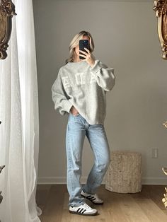 Crewneck Jeans Outfit, Light Grey Crewneck Outfit, Scandi Aesthetic Outfit, Cute Outfits With Sambas, Jeans And Crewneck Outfit, Crewneck And Jeans Outfit, Adanola Outfit, Jeans And Sweatshirt Outfit, Outfits Sambas