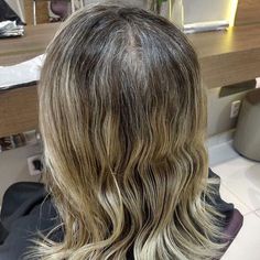 Grijs haar kleuren met highlights | Wella Professionals Blond Highlights To Cover Gray, High And Low Lights To Cover Grey Hair, Blend Gray Hair With Highlights Blondes, Best Highlights To Cover Gray Hair, Grey Hair Roots, Gray Roots, Hair Blending, Tan Skin Blonde Hair