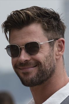 Chris Hemsworth Haircut Hairstyles, How To Style Mens Short Hair, Mens Haircut Big Head, Men’s Shorter Hairstyles, Short Ivy League Haircut Men, Chris Hemsworth Hair Short, Big Head Hairstyles Men, Man Hair Styling, Straight Fine Hair Cuts Men