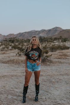 1970 Western Fashion, Cowgirl Outfit Photoshoot, Yallternative Clothing, Women's Country Outfits, Summer Country Girl Outfits, Country Style Outfits Women, Country Concert Outfits Women, Desert Style Fashion, Country Style Women