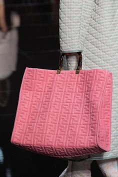 Fendi at Milan Fashion Week Spring 2020 - Details Runway Photos Affordable Handbags, Cute Hand Bags, Fendi Handbag, Cheap Purses, Fall Handbags, Cute Handbags