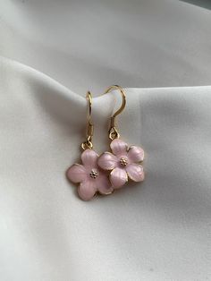 These stunning pink flower earrings are perfect for a friend, yourself or gift for Mother's Day! - Handmade by me  - Hypoallergenic gold plated 304 stainless steel hooks - All earrings come with a rubber back. - Your purchase will come in a card holder, bag, and a bag of sweets 🍬  - For hygiene reasons NO RETURNS OR     REFUNDS. - FREE SHIPPING Care info:  Please take care of your handmade earrings. Do not sleep in them, come into contact with water with them or perfume etc as this will damage Aesthetic Pink Jewelry, Cute Dainty Earrings, Dainty Jewelry Earrings, Rose Gold Jewelry Aesthetic, Pink Earrings Aesthetic, Aesthetic Schmuck, Flower Earrings Aesthetic, Cute Earrings Aesthetic, Pink And Gold Jewelry