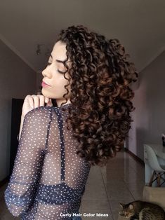 25 Vibrant Curly Hair Color Ideas for a Stunning Makeover Braids Crochet Hairstyles, Hairstyle Guide, Long Hair Perm, Curly Hair Trends, Crochet Hairstyles, Beauty Hair Color