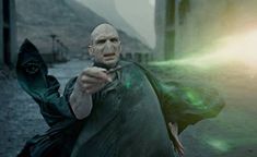 ¿Puedes sacar 10/10 en este quiz de hechizos de Harry Potter? Harry Potter Vs Voldemort, Harry Potter Villains, Film Harry Potter, Deathly Hallows Part 2, Barty Crouch Jr, The Deathly Hallows, Final Battle, Bellatrix Lestrange