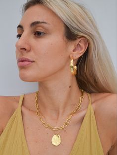 Your everyday necklace, classic but yet enough to make any outfit a statement. Comes in 18k Gold plated bronze, or Sterling Silver (925 silver). Chain length: 45 cm/ 17.7 inches